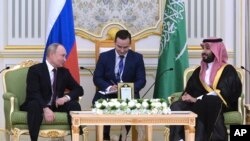 Tổng thống Nga Vladimir Putin cùng Thái tử Ả Rập Xê Út Mohammed bin Salman.