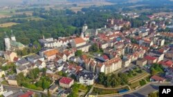 ARCHIVO - En esta foto distribuida por el ayuntamiento de Glogowek, se ve al fondo el castillo del poblado, en Glogowek, Polonia, el 5 de agosto de 2022. 