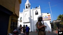 FILE - Seorang petugas polisi Sri Lanka berjaga di luar gereja saat perayaan Natal di Kolombo, Sri Lanka, Sabtu, 25 Desember 2021. (AP Photo/Eranga Jayawardena)