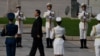 中国领导人习近平在天安门广场举行的献花仪式中走向人民英雄纪念碑。（2020年9月30日）