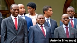 Alguns membros do Governo de Moçambique: PR Filipe Nyusi ao centro, PM Carlos Agostinho do Rosário, esq, Min Econ Adriano Maleiane, dir. 