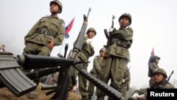 ကရင်ပြည်နယ်တွင်း တနေရာတွင်တွေ့ရသည့် KNU တပ်ဖွဲ့ဝင်တချို့။ (ဇန်နဝါရီ ၃၁၊ ၂၀၀၆)