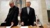 Los obispos chilenos Luis Fernando Ramos Pérez y Juan Ignacio González preparan la conferencia de prensa tras la reunión con el papa Francisco en Ciudad del Vaticano.
