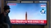 Siaran televisi menayangkan peluncuran rudal Korea Utara di Stasiun Kereta Api Seoul di Seoul, Korea Selatan, Rabu, 22 Maret 2023. (Foto: AP)