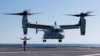 Máy bay MV-22 Osprey của Thủy quân lục chiến Hoa Kỳ thực hành cất cánh và hạ cánh trên sàn đáp của HMAS Adelaide ở Quần đảo Whitsunday ngoài khơi Australia trong Cuộc tập trận Sea Raider vào ngày 7 tháng 8 năm 2023 .