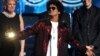 Bruno Mars recibe el premio al mejor álbum del año por "24K Magic", en la 60a. entrega anual de los premios Grammy en Nueva York.
