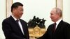Presiden Rusia Vladimir Putin berjabat tangan dengan Presiden China Xi Jinping selama pertemuan di Kremlin di Moskow, Rusia, 20 Maret 2023. (Foto: via Reuters)
