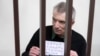 Критик Кремля Олексій Горінов в суді 29 листопада 2024 року тримає напис: "Досить вбивати. Зупини війну".