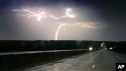 Tormentas eléctricas azotaron la ruta interestatal 70 cerca de Junction City, Kansas, el martes, 26 de abril de 2016.