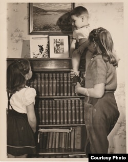 Chips began life as a beloved pet of the Wren family in Pleasantville, New York. The photos shows John and Gail Wren looking at photos of Chips during WWII.