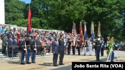 General João Lourenço e general Leslie Smith no túmulo do soldado desconhecido