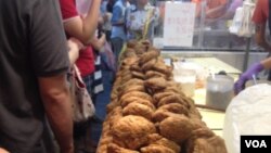 排隊買大餅包小餅的食客(美國之音莉雅拍攝)