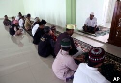 Mantan penceramah, Khairul Ghazali (atas), memberikan ceramah di Pesantren Al Hidayah, Sei Mencirim, Sumatra Utara, 22 Juli 2017. Pesantren itu didirikan untuk anak-anak tersangka pelaku teror, baik yang terbunuh atau dipenjara, untuk mencegah munculnya generasi baru militan Indonesia. (Foto: AP)