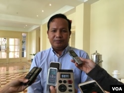 រូបឯកសារ៖ លោក​ ប៉ាវ​ ស៊ីណា​ ប្រធាន​សហជីព​ចលនា​កម្មករ​កម្ពុជា​ ថ្លែង​មក​កាន់​ក្រុមអ្នកសារព័ត៌មាន នៅឯសន្និសីទ​ទំនាក់​ទំនង​វិជ្ជាជីវៈ​នៅ​កម្ពុជា ក្នុង​រាជធានី​ភ្នំពេញ​ កាលពី​ថ្ងៃទី​ ២៧​ ខែ​កុម្ភៈ ​ឆ្នាំ​២០១៧។ (ហ៊ាន សុជាតា​/ VOA)
