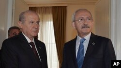MHP və CHP başqanları çevriliş cəhdinə ilk saatlarda qarşı çıxdılar