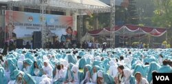 Para mahasiswa baru mengikuti pembukaan masa orientasi di Universitas Negeri Sebelas Maret (UNS) Solo, hari Selasa (13/8).