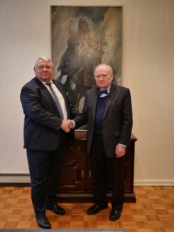Генеральний консул України в Нью-Йорку Олексій Голубов та президент УВАН Альберт Кіпа під час церемонії передачі картини Україні