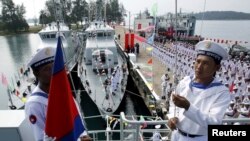 资料照片：柬埔寨海军士兵在西哈努克省云朗海军基地举行的移交仪式上在一艘中国海军巡逻舰上升起柬埔寨国旗。（2007年11月7日）