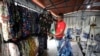 El exguerrillero colombiano Gonzalo Beltrán, muestra los artículos que vende en su tienda al reincorporarse a la vida civil tras los acuerdos de paz. Agosto 30 de 2019 AP Photo/Fernando Vergara
