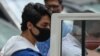 বলিউড অভিনেতা শাহরুখ খানের ছেলে আরিয়ান খানকে মাদকের মামলায় গ্রেপ্তারের পর 8 অক্টোবর, ২০২১ সালে মুম্বাইতে জামিনের আবেদনের শুনানির জন্য মাদকদ্রব্য নিয়ন্ত্রণ ব্যুরো (এনসিবি) কর্মকর্তারা আদালতে নিয়ে যান। (ছবি পুনিত পরাঞ্জপে/এএফপি)