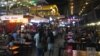 Cambodians hang out at the Jet’s Container Market, Phnom Penh, Cambodia, August 16, 2017 . (Vann ChansopheakVatey/VOA Khmer)