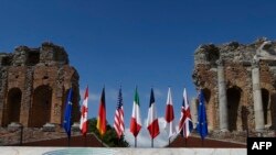 G-7 စက်မှုထိပ်သီး ၇ နိုင်ငံ အလံများ။