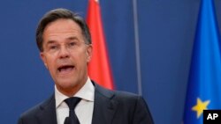 资料照片：2023年7月3日，荷兰首相吕特在塞尔维亚贝尔格莱德举行的新闻发布会上讲话。（美联社照片）