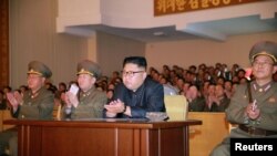 朝鲜领导人金正恩在朝鲜人民军战略力量指挥部(2017年8月15日)