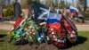 Могила російського військовослужбовця, який загинув на війні в Україні, на кладовищі в станиці Дінська Краснодарського краю, південь Росії, 1 квітня 2023 року. Російські журналісти встановили імена майже 50 тисяч російських солдатів, які загинуи в Україні. (AP)