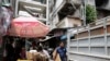 Residents of Phnom Penh&#39;s White Building move out June 6, 2017 after negotiations finished. The White Building is authorized to a Japanese development project for redevelopment. (Khan Sokummono/VOA Khmer)