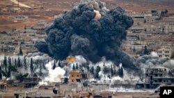 Foto de archivo de un bombardeo de la coalición liderada por Estados Unidos en la ciudad siria de Kobani.