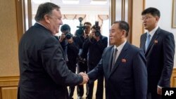 အမေရိကန်နိုင်ငံခြားရေးဝန်ကြီး Mike Pompeo နဲ့ မြောက်ကိုရီးယားထိပ်တန်းခေါင်းဆောင် Kim Yong Chol