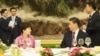 박근혜 한국 대통령(왼쪽)과 시진핑 중국 국가주석이 2일 베이징 인민대회당에서 열린 한·중 정상회담을 마치고 나서 오찬을 하며 대화하고 있다. 