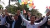 រូបឯកសារ៖ លោក​ រ៉ុង ឈុន​ ប្រធាន​សហភាព​សហជីព​កម្ពុជា​បាន​បញ្ជាក់​ប្រាប់​ក្រុម​អ្នក​កាសែត​នៅ​ពីមុខ​ព្រះ​អង្គដងកើ​​កាល​ពី​ថ្ងៃ​ច័ន្ទ ទី​១០ មករា ២០១៤ ថា​បើ​ការ​ទាមទារ​ដំឡើង​ប្រាក់​ខែ​ឱ្យ​​បាន​១៦០​ដុល្លារ​ក្នុង​មួយ​ខែ​និង​ដោះលែង​អ្នក​ទាំង​២១​នាក់​​មិន​ទទួលបាន​ជោគជ័យ​ទេ​នោះ​សហជីព​ទាំង​១៦​នឹង​ដឹកនាំ​ធ្វើ​មហា​បាតុកម្ម​សារជាថ្មី។​ (ហេង រស្មី/VOA Khmer)
