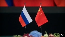 俄罗斯国旗和中国国旗 （美联社）
