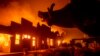 Fuego del incendio Kincade consume la vinería Soda Rock, en Healdsburg, California, el domingo 27 de octubre de 2019. AP/Noah Berger.
