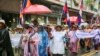 ការ​ដង្ហែ​ក្បួន​របស់​សកម្មជន​ដីធ្លី ​និង​សិទ្ធិ​លំនៅ​ស្ថាន​ក្នុង​ការ​ប្រារព្ធ​ទិវា​សិទ្ធិ​លំនៅស្ថាន​ពិភព​លោក​លើក​ទី៣១​ ដើម្បី​សំដែង​ការ​មិន​ពេញ​ចិត្ត​ចំពោះ​ការ​រំលោភ​សិទ្ធិ​លំនៅស្ថាន​របស់​ពួក​គេ​នៅ​រាជធានី​ភ្នំពេញ​ កាល​ពី​ថ្ងៃ​ទី​១០ ខែតុលា​ ឆ្នាំ​២០១៦។ (ហ៊ាន សុជាតា/VOA)