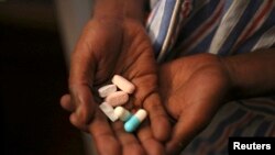 ကမ္ဘာ့ AIDS ရောဂါ တိုက်ဖျက်ရေးနေ့အထိမ်းအမှတ်နေ့မှာ HIV ရောဂါပိုးရှိသူတွေအားလုံးအတွက် ARV ဆေးနဲ့ ကုသမှုကို တိုးချဲ့ဖို့ လိုအပ်တယ်လို့ WHO ပြော။