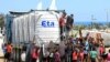 Un grupo de personas se reúnen para llenar sus bidones de agua desde un camión cargado con cisternas en Rafah, en el sur de la Franja de Gaza, el 25 de junio de 2024, en medio del conflicto en curso en el territorio palestino entre Israel y Hamás.
