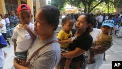 Warga antre untuk memberikan suara dalam pemilu parlemen, di sebuah TPS di ibu kota Dili, Timor Leste, Minggu 21 Mei 2023.
