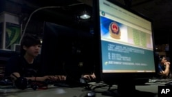 在北京一家网吧，电脑显示屏展示警方使用互联网的监管规定。