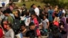 ILUSTRASI - Para migran menunggu proses imigrasi oleh Dinas Cukai dan Patroli Perbatasan AS setelah mereka menyeberangi Sungai Rio Grande dan memasuki AS dari Meksiko, 19 Oktober 2023, di Eagle Pass, Texas. (Foto: Eric Gay/AP Photo)