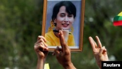 ထိုင်းနိုင်ငံ ဘန်ကောက်မြို့ရှိ ထိုင်းရောက် မြန်မာနိုင်ငံသားတွေ စစ်အာဏာရှင် ဆန္ဒပြပွဲအတွင်း ကိုင်ဆောင်ထားတဲ့ ဒေါ်အောင်ဆန်းစုကြည်ရဲ့ ဓာတ်ပုံ။ (ဖေဖော်ဝါရီ ၂၂၊ ၂၀၂၁)