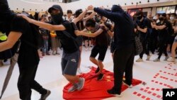 示威者踩在中国国旗上(2019年9月22日资料照)