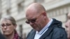 El padre de Harry Dunn, Tim Dunn, sale de la Oficina de Exteriores y Mancomunidad en Londres, tras una reunión con el secretario de Exteriores, Dominic Raab, el 9 de octubre de 2019. Harry Dunn, de 19 años, murió en un accidente de tráfico el 27 de agosto. AP/Jonathan Brady.