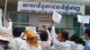 រូបឯកសារ៖ ប្រជា​ពលរដ្ឋ​​​នាំគ្នា​តវ៉ា​យ៉ាង​ខ្លាំង​នៅ​ពី​មុខ​សាលាដំបូង​រាជធានី​ភ្នំពេញ។