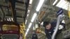 福特汽車公司在中國的合資企業重慶長安福特汽車公司的工人們在工作