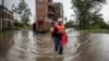 Des membres de la Croix-Rouge du Kenya évaluent une zone touchée par les inondations tout en recherchant des habitants coincés dans leurs maisons à la suite de pluies torrentielles à Kitengela, le 1er mai 2024.