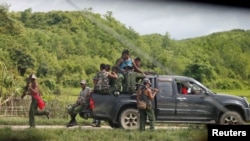 ရခိုင်ပြည်နယ် မောင်တောဒေသ နယ်မြေရှင်းလင်းရေးအတွင်း တွေ့မြင်ရတဲ့ မြန်မာလုံခြုံရေးတပ်သားများ (သြဂုတ်လ ၃၁၊ ၂၀၁၇)