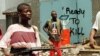 Wani matashi rike da bindiga a birnin Monrovia na Liberiya.